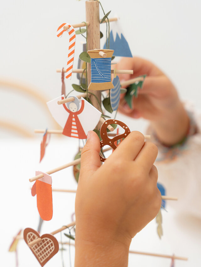 セットアイテムのペーパークラフトはおもちゃではありませんので、ご家族のインテリアとして読み聞かせ空間のおともに。お子さまが小学生さん以上でしたら、親子で一緒におつくりいただけます。