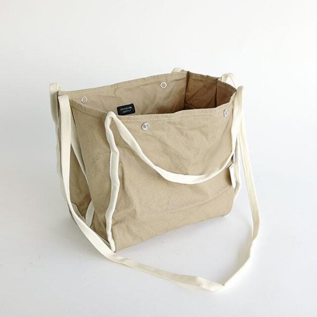 DAILYシリーズは、汚れたら洗えるコットン素材なので日常で気軽に使っていただけます。
持ち手やショルダー部分のテープは、アクリル素材のテープを使用しているので汚れがつきにくいのも嬉しいポイントです。コットン素材の風合いを活かすため、製品洗いをしています。ご家庭での洗濯後も縮みにくくなっています。