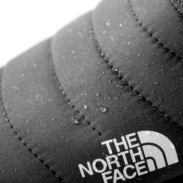 THE NORTH FACE 独自の防水素材“ テックプルーフ ”が使用されており、防水性と透湿性に加え、結露も防止。雨や雪などの悪天候でもしっかりと水分を弾きます。
(※防水仕様の商品ですが、着用状況により防水加工部以外から水が浸入する可能性があります。)