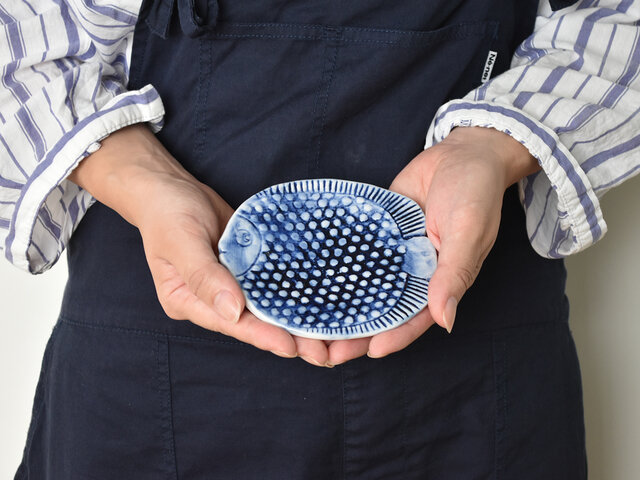 とぼけた目線が可愛い「さかな」。
背びれの部分はこだわって作られており、サイズは「はりねずみ」よりも少し大きめになっています。
