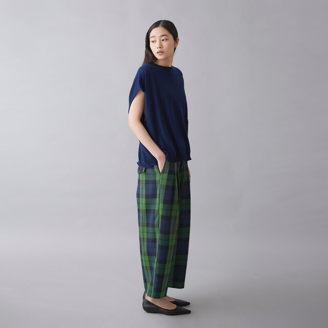 裾はリブ仕様ながら締め付け感がなく、ほどよく自然に落ちるシルエット。