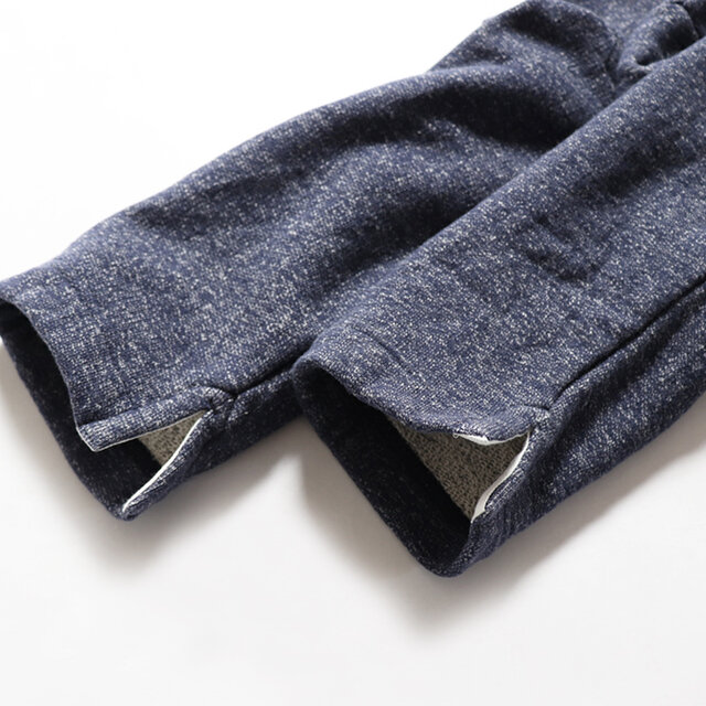 生地は釣り編み機でふんわりと、柔らかく編みたてられたmaillotオリジナルの裏毛。