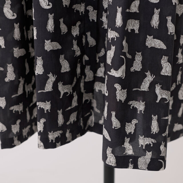 <Meow>
ラグドール、ブリティッシュショートヘア、メインクーン、アビシニアン、ベンガル、ビルマなど、さまざまな種類の個性豊かな猫たちが、徘徊したり、ポーズを取ったり、伸びをしたり、くつろいだりと、魅力あふれるカンバセーショナルデザインです。デザインスタジオで描かれたスケッチ風のインクペンのイラストは、大胆な地色に配置され、それぞれのネコを縁取るように丁寧に描かれています。