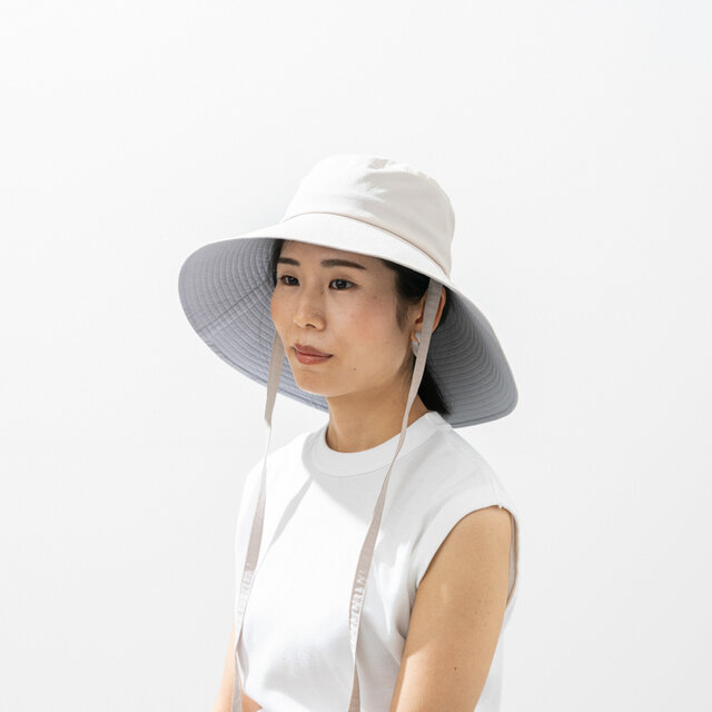 今回つばが広くなりました。前は約97mm、後ろは約140mm。顔まわりから首の後ろまでしっかり覆い、強い日差しから守ってくれます。UVカット率は99%以上。さらに、つば部分の高い遮熱効果により体感温度はマイナス10度の涼しさを実現。日差しの強い日でも、この帽子があれば日傘いらず。両手が自由になるので自転車に乗れますし、お買い物、散歩の時間にも気軽に取り入れられます。