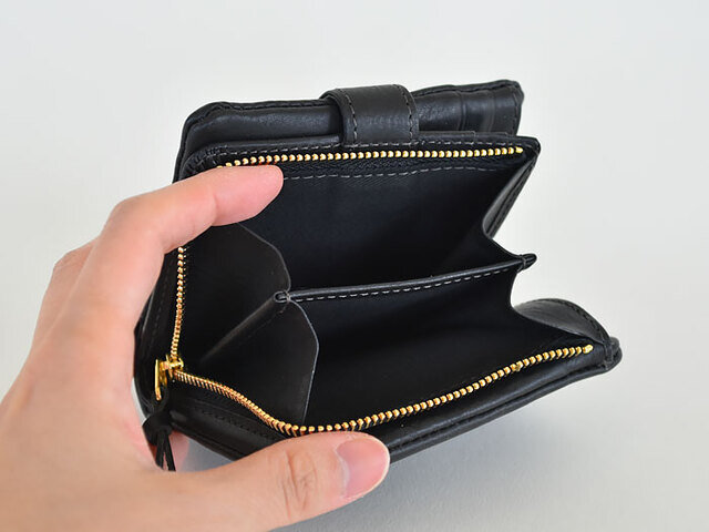 こちらの2つ折り財布は一見コンパクトですが、しっかり収納力も兼ね揃えているのがポイントです。