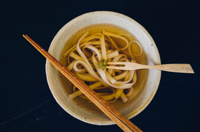 蕎麦やうどんの薬味としてはもちろん、マヨネーズに混ぜるとピリ辛マヨネーズに。ソーセージを食べる時にはマスタードの変わりなったりと、様々な食材に添えて味わうことができます。