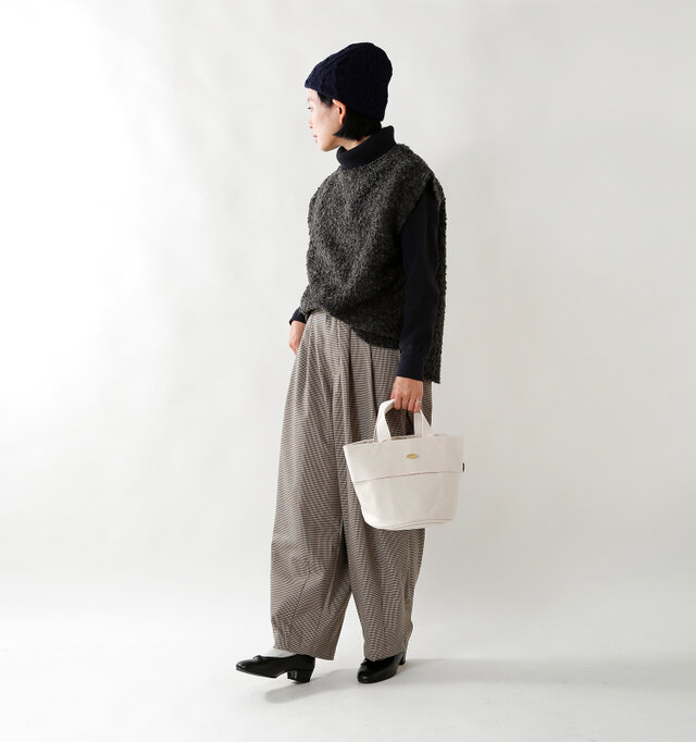 model mayu:158cm / 48kg
color : charcoal / size : 1
ゆったりとしたサイジングで、程よい開きのネックライン。タートルやシャツを重ねた秋冬のレイヤードスタイルに重宝します。