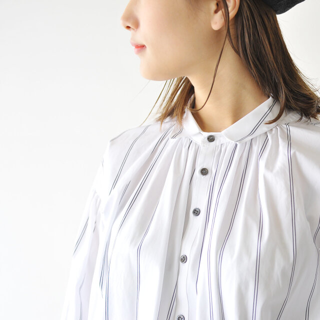 すっきりとした大人の女性を演出してくれる、小ぶりなスタンダードカラーです。
ふんわりとしたシルエットを引き締めてくれるクラシカルな前立ても素敵。