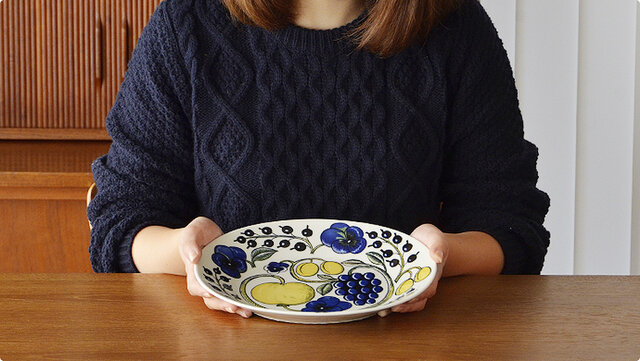 幅広のリム(フチ)は26cmプレートよりも少し深く、中央の盛りつけ部分は21cmプレートとほぼ同じくらいのオーバルプレートは、とても使いやすいお皿です。
リム幅があるのでカレーやパスタなどにぴったり。他にもオムレツや魚料理など少し横長の料理も皿の形を生かしてバランスよく盛りつけられます。
