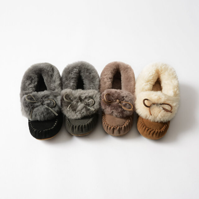 画像左から、「black」「charcoal」「mushroom」「chestnut」の4色。秋冬らしい深みのある色合いです。