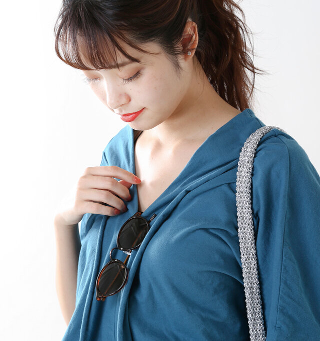 かけたり、首元にオンしてアクセサリーとして。いつものスタイリングに加えるだけで、デイリーコーデをアップデート