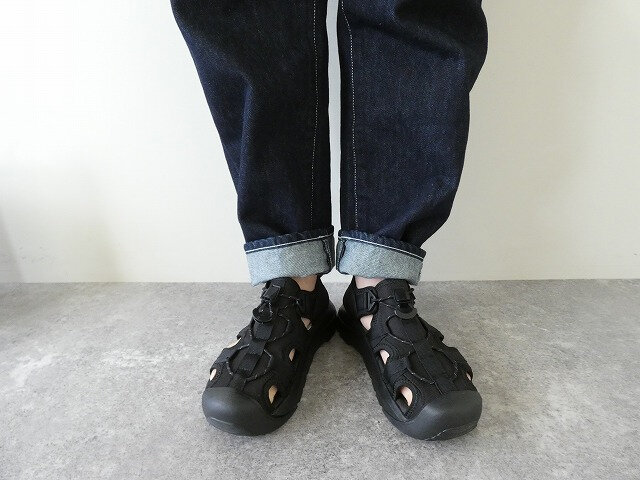 春夏は素足で。秋冬はソックスとあわせて履いていただけます。