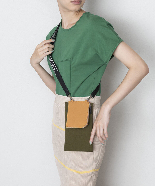 ・ニットショルダーストラップ|LOGO ¥7,700
・ニットウォレット|CAMEL ¥7,150
・ニットスマートフォンケース|KHAKI ¥7,150
Total ¥22,000