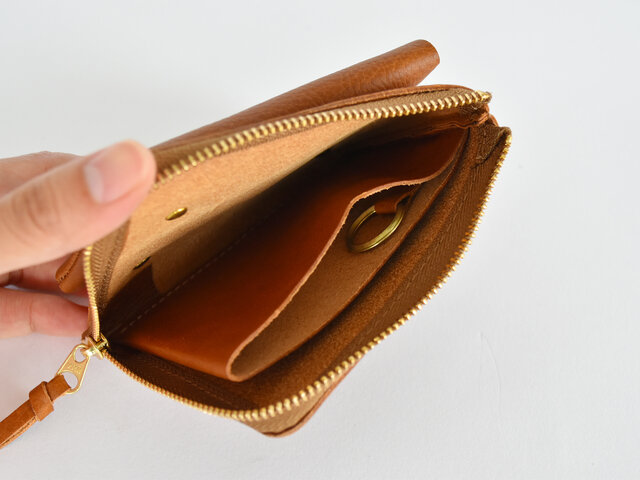 ファスナーポケットの中にはお札と小銭を分けて入れられるよう仕切りがついていたり、キーリングが付いていたりと、小さいながらに頼もしい仕様となっています。