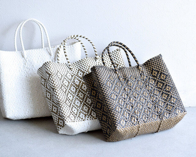 様々な色を組み合わせ、複雑なパターンや幾何学模様をコードで編み上げた「GEOMETRIC PATTERN」と、単色で編み上げたシンプルなデザイン「SOLID」の2タイプをご用意しております。