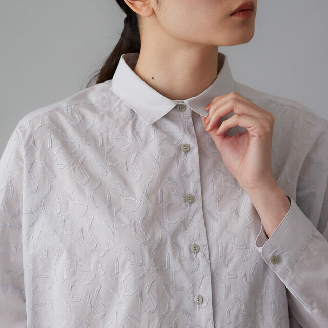 ライトグレーは落ち着きのあるワントーンカラー。刺繍の陰影が引き立ち、上品でモダンな雰囲気に。