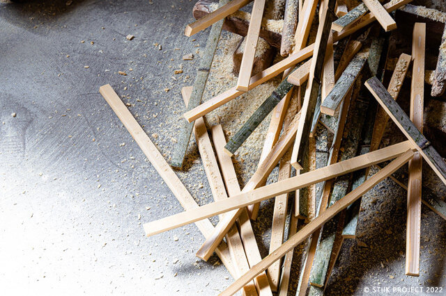 STIIKの素材は「竹」。軽くて水の腐食に強く、 しなやかで強靭。つまり箸には最適な素材なのです！木製の箸だとパキっと折れてしまいそうな力の入った瞬間も竹だと「しなる」。STIIK の長く細い形状は竹だからこそ実現できたデザインです。竹特有の「ふし」を利用した転がりにくい設計に加え、家庭用食洗機の使用可能（※）と、使いやすさも〇。竹は二酸化炭素を多量に吸収する性質があり、伐採した切り株から新たに再生、人工肥料や農薬も不要で短期間で成木に。潤沢な資源供給を可能するサスティナブルな素材として注目されています。

※2019年2月リリース分より箸先まで塗装され食洗機の使用が可能になりました。手洗いの場合は完全に水分をふき取り、風通しのよい場所で充分に乾燥させてください。