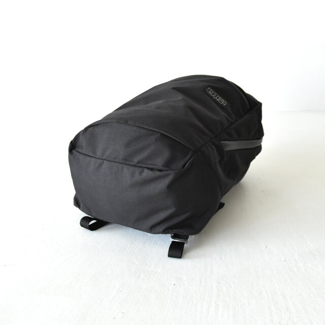 しっかりとしたマチ付きで、たっぷりと荷物を収納することができます。
