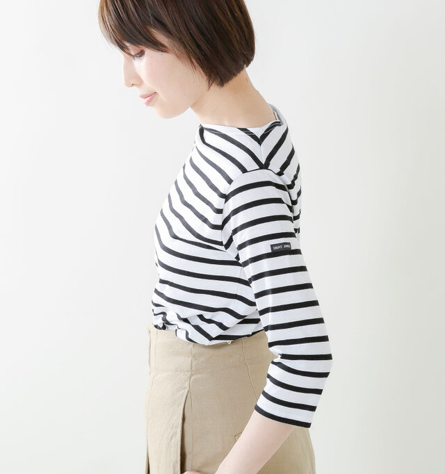 肩はぴったりジャストな位置で、女性らしい品の良さを演出します。左のお袖にはSAINT JAMESのタグ付きで、さりげないワンポイントになっています。