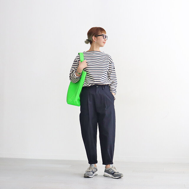 まずは、TEMBEAの定番バッグのバゲットトート!
抜群の存在感と使いやすい片手ハンドルで人気のアイテムです◎
ネオンのワンカラーなので、キャンバス生地ですがあまりほっこりしすぎず
デイリー&ベーシックからスポーティーなスタイリングまで、ぴったり。
ネオンカラーのアイテムはシャカっとした素材が多い中、キャンバス生地で綺麗な発色なところがポイントです!