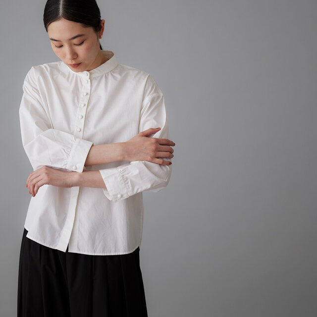 シルエットにはゆとりを持たせつつも、華奢なデザインが女性らしさを引き立てます。