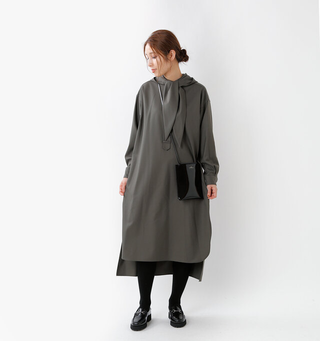 艶感が上品。
コンパクトサイズの
レザーサコッシュ