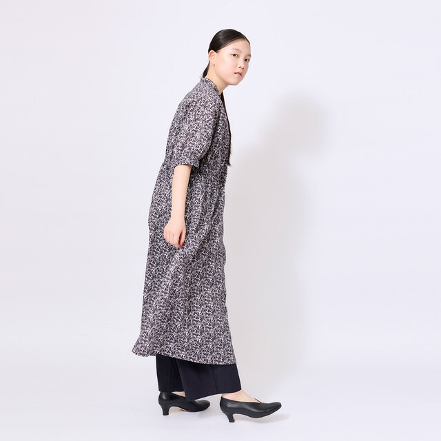 パンツとのレイヤードスタイルも軽やかに楽しめます。