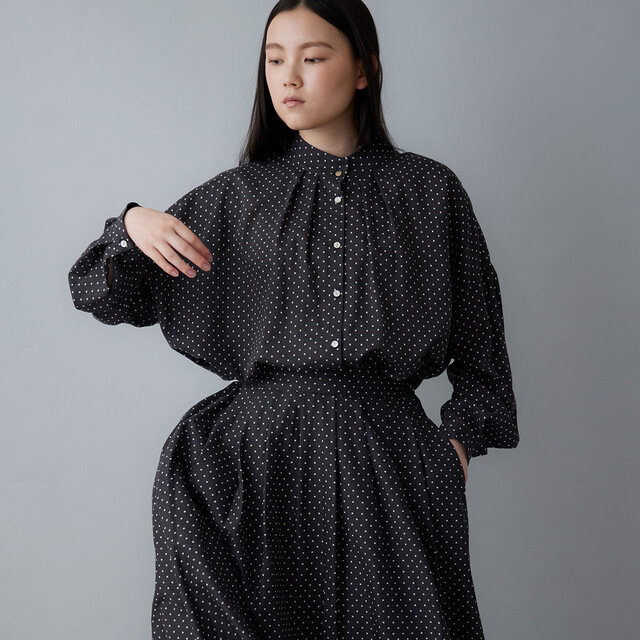 胸もとのタックがつくるやわらかなドレープが、しなやかな雰囲気を漂わせます。