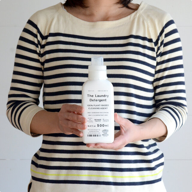 界面活性剤の使用量は、一般的な洗濯洗剤の9.5分の1。「界面活性剤が少ないと、油汚れが落ちにくくなる」と言われていますが、界面活性剤を微粒子化するというナノテクノロジーを導入した結果、少量でも優れた洗浄力を発揮できるようになりました。
また、洗剤が海に流出した後、7日後には100%生分解されます。
(※生分解…微生物が汚れや洗剤を食べてくれることで、水と二酸化炭素へと分解され自然に還ること)
このスピーディーな生分解により、一度ひきはがした汚れが再び凝り固まってしまう再汚染がなく、
排水パイプの異臭、詰まりもなくしてくれます。
さらに、1:4の比率で薄めたTHE 洗濯洗剤をスプレーボトル容器に入れて使えば、
お風呂、洗面所、トイレ、水回りのお掃除などに活用できる万能洗剤として効果を発揮してくれます。