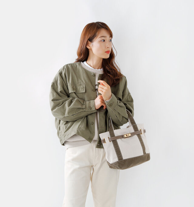 ヴィンテージ加工のキャンバス生地に、
シボ型押しレザーベルトと
ゴールドのパーツ使いが
上品でカジュアルすぎない印象に。