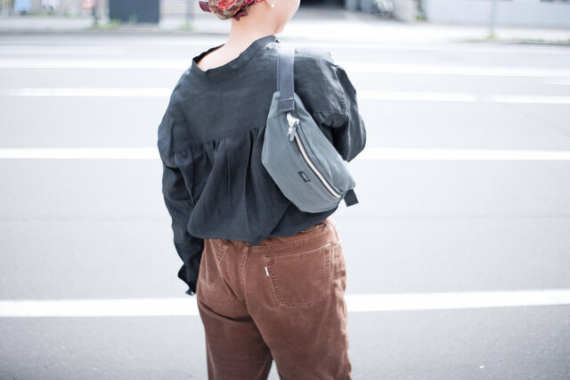 スチールグレー