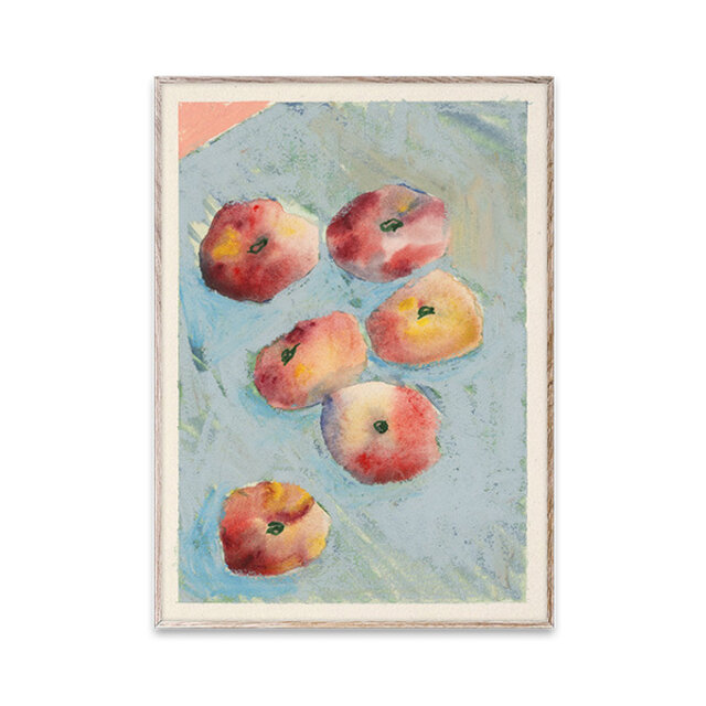 「Peaches」は、果物の色調と質感を表現しています。水彩絵の具とパステルの夢のような組み合わせを生かした構図は大胆でありながら繊細。直感的で本能的な構図とフォルムのアプローチで、果物が最も生き生きと味わい深い新鮮な夏の一片を表現しました。