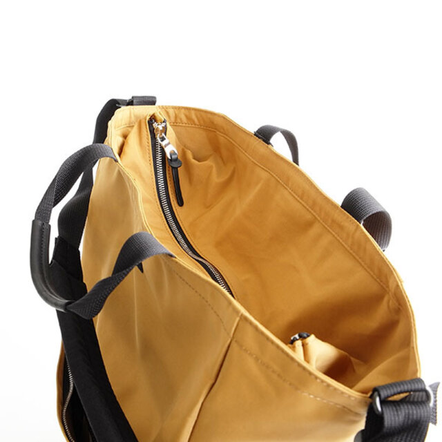 中の荷物が見えないように、天マチはファスナー仕様です。