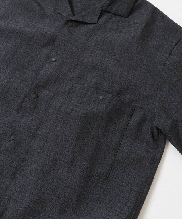 釦はプランサードットで扱いやすく、胸ポケットはグラスホルダー付き。