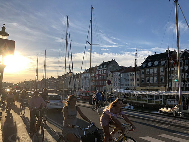 
自転車王国・デンマーク！
車より自転車が多い国なんです。

