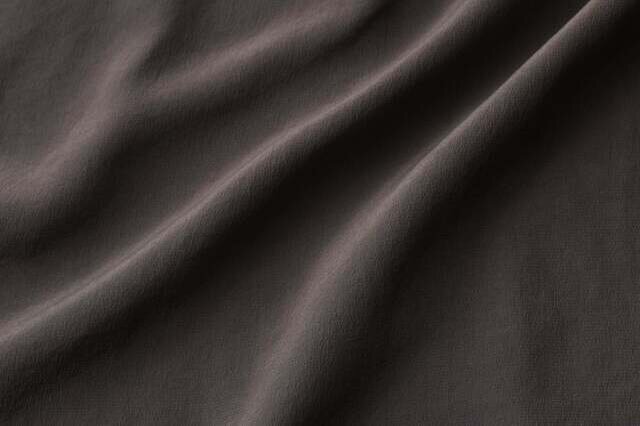 とろみがありやわらかな手ざわりのポプリン生地。