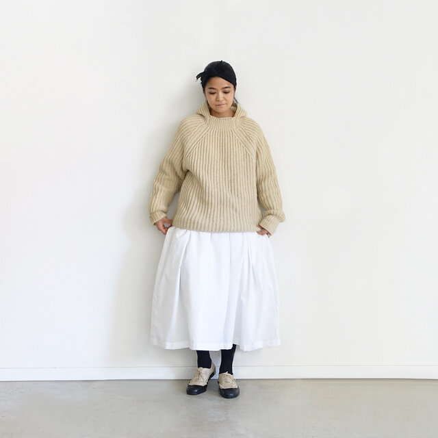 Model 158cm、White 着用