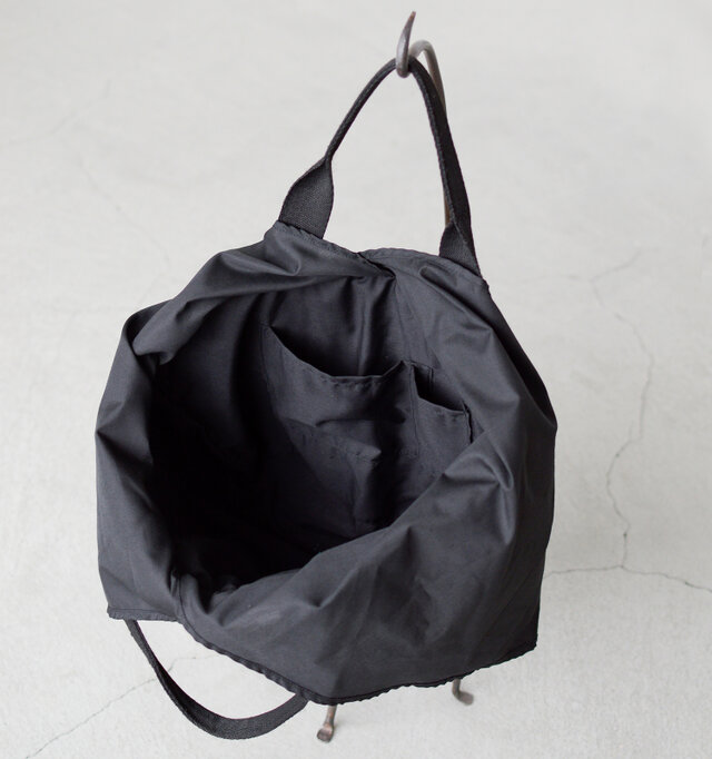中はポケットが2つ付いており、大きく開いて荷物の出し入れがスムーズに行えます。