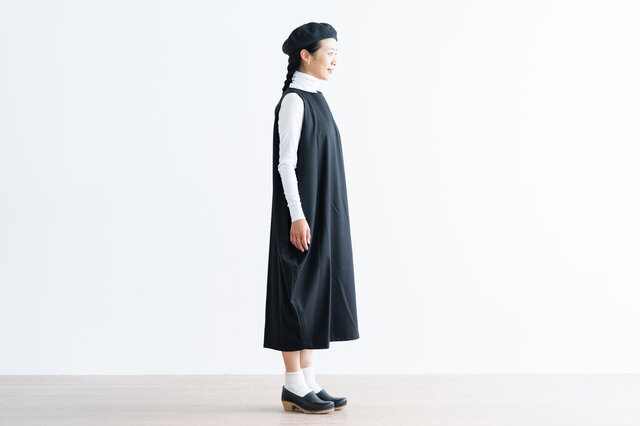 丈が長めなので大人らしいシックでモードな印象に。