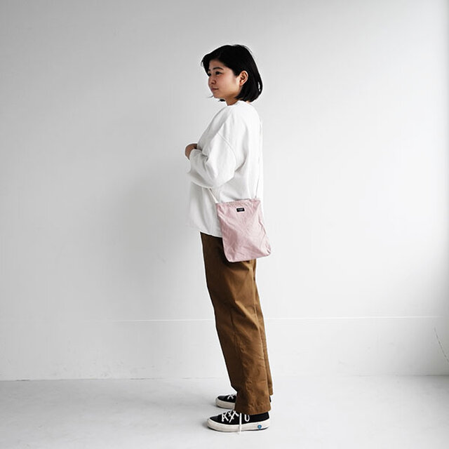 DAILYシリーズは、汚れたら洗えるコットン素材なので日常で気軽に使っていただけます。
コットンのカットソーなどと一緒に、アクティブな使い方も◎