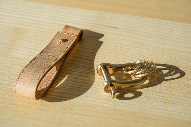 真鍮部分の留め具は、ネジになっておりレザーパーツと独立することができます。