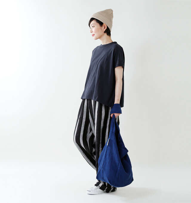 model mayu:158cm / 48kg
color : navy / size : 1
ワイドパンツやスカートなど、ボトムスを選ばずどんなスタイルにも馴染みます◎
