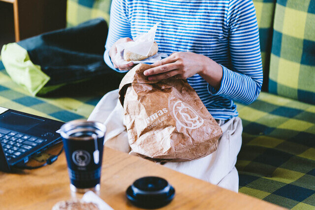 通気性に優れたタイベックを使用したランチバッグにはパンやおやつを入れてお出かけしても◎。

