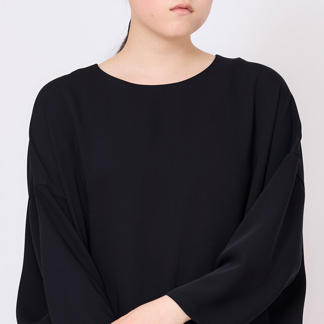 クロは、素材のほのかな光沢が引き立ち、よりフォーマルで凛とした印象に。