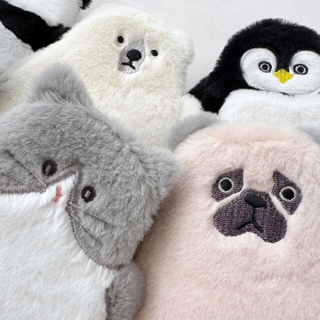 お顔は刺繍で表現されています。