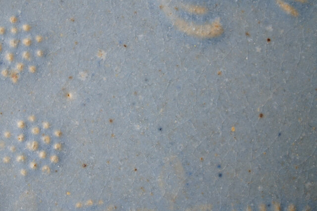 細かい鉄点や青い点、小穴が見られます。釉薬と素地の間にできたヒビ模様の「貫入」が見られるものもあります。