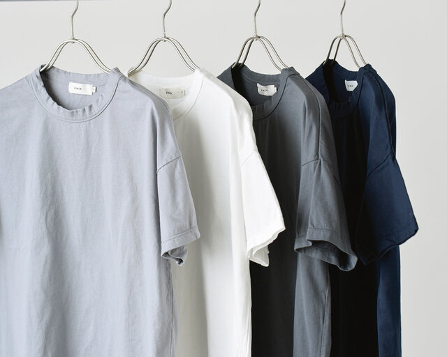 コットン100%、詰まったクルーネック、ベーシックなシルエット…スタンダードなTシャツの要素が揃っていて着まわしやすく、デイリーコーデに活躍してくれるTシャツです。