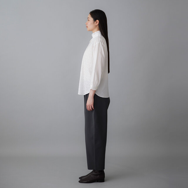 ヒップにかかる着丈は、バランスがとりやすく使いやすい一枚です。