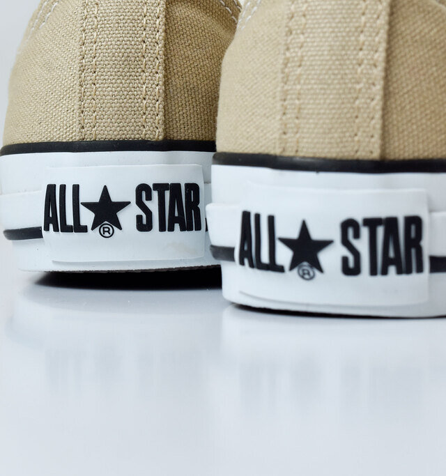 ヒール部分にはALLSTARのエンボスロゴが。ハイコントラストなアイコンです。