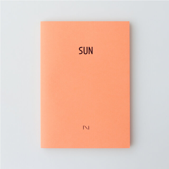 本作は、ノート本体と下敷きで「太陽」を表してみる試みです。
